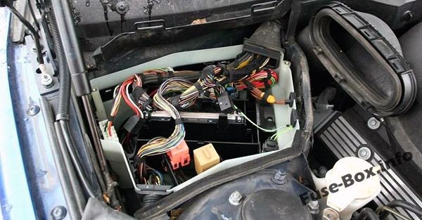 Engine compartment fuse box location in a BMW 5-Series (E39, 1996-2003)