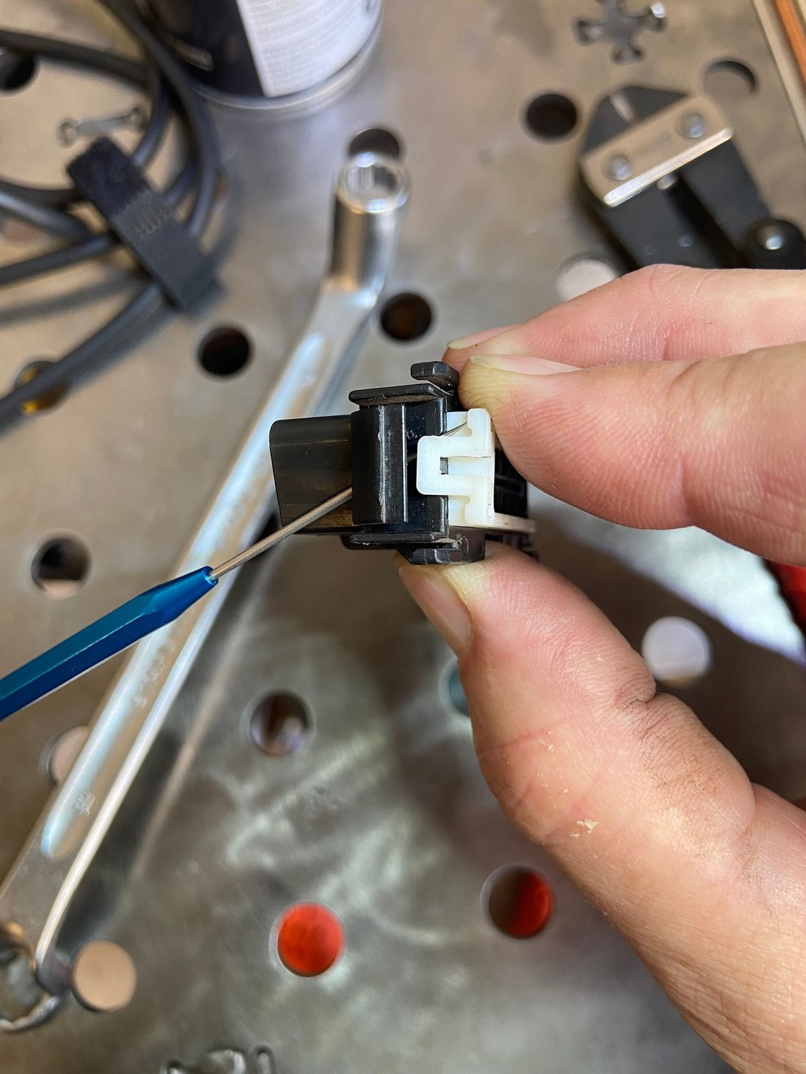 Probe Releasing White Retainer Clip on OBD2 Connector